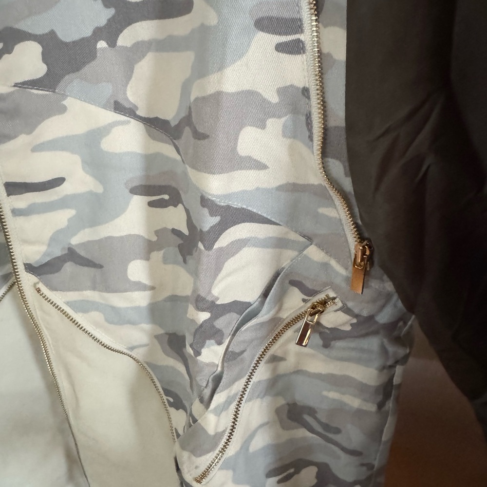 Jason Derulo’s Brand LVL XIII  Camouflage Gray/Cream Performance Jacket/Backpack - Picture 5 of 11
